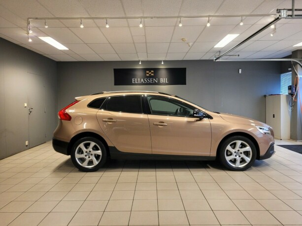 volvo-v40-cross-country-diesel-2017-big-4