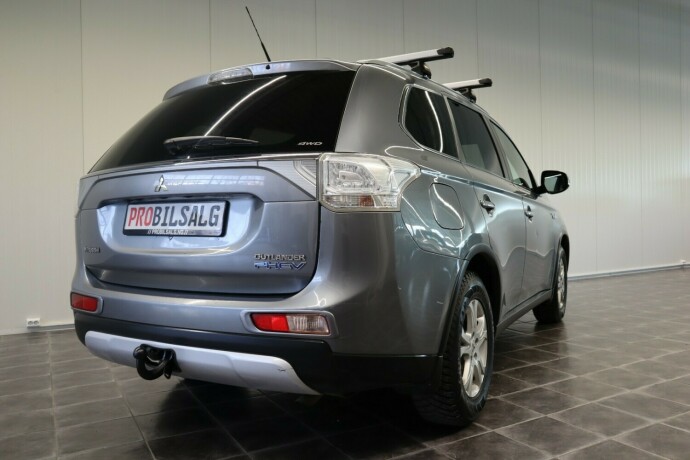 mitsubishi-outlander-elektrisitetbensin-2015-big-1