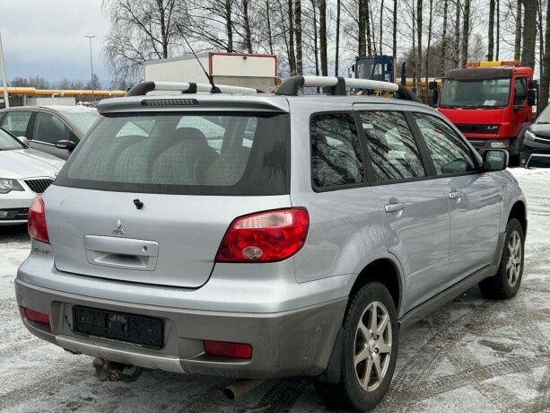 mitsubishi-outlander-bensin-2004-big-6