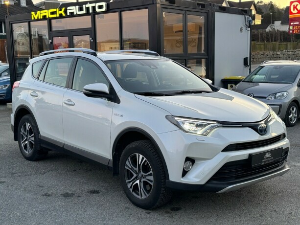 toyota-rav4-elektrisitetbensin-2016-big-2