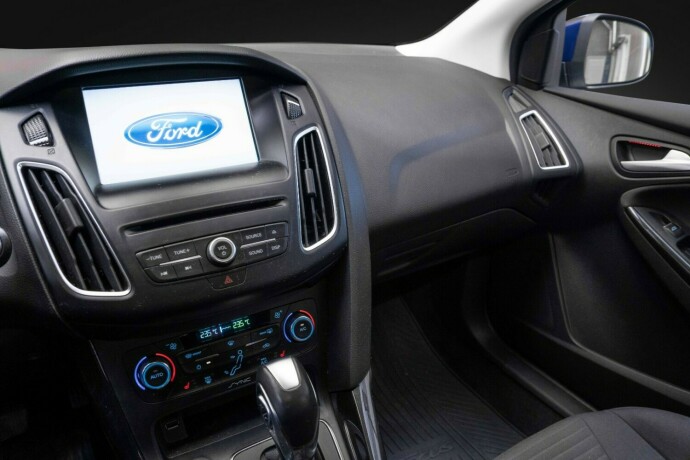 ford-focus-bensin-2015-big-17