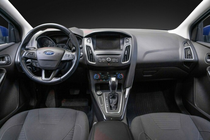 ford-focus-bensin-2015-big-26