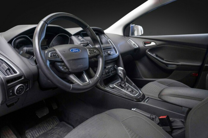 ford-focus-bensin-2015-big-23