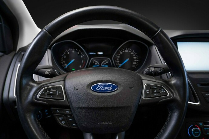 ford-focus-bensin-2015-big-13