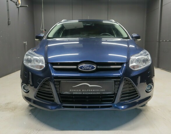 ford-focus-bensin-2013-big-1