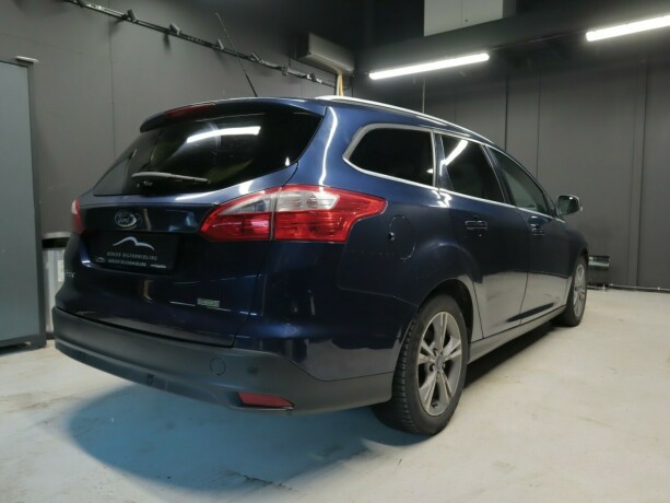 ford-focus-bensin-2013-big-5