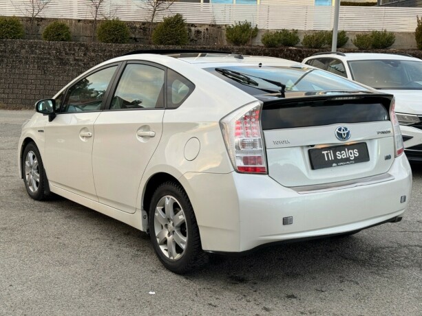 toyota-prius-bensin-2009-big-5