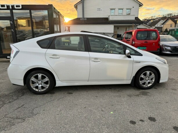 toyota-prius-bensin-2009-big-3