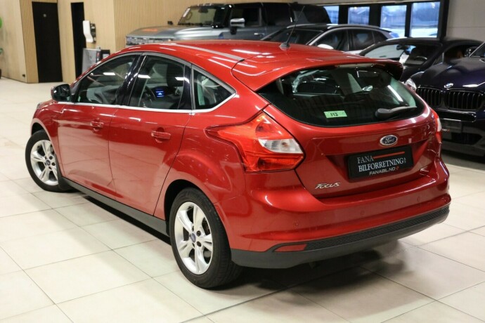 ford-focus-bensin-2013-big-1