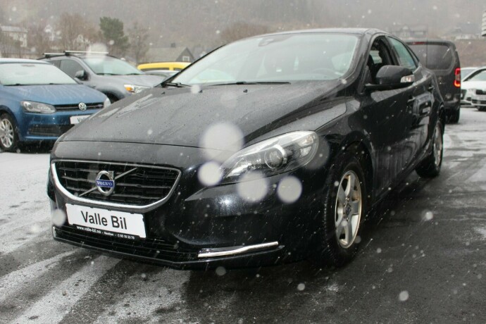 volvo-v40-diesel-2015-big-1