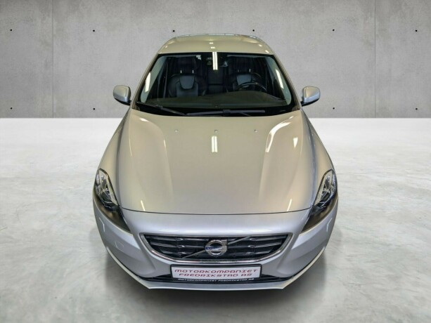 volvo-v40-diesel-2014-big-9