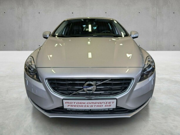 volvo-v40-diesel-2014-big-8