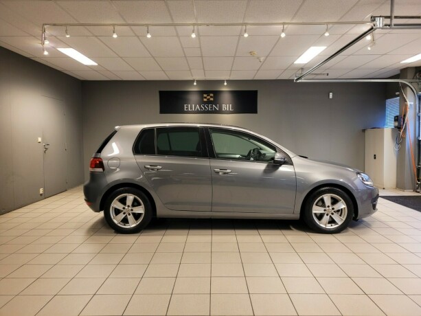 volkswagen-golf-bensin-2010-big-3