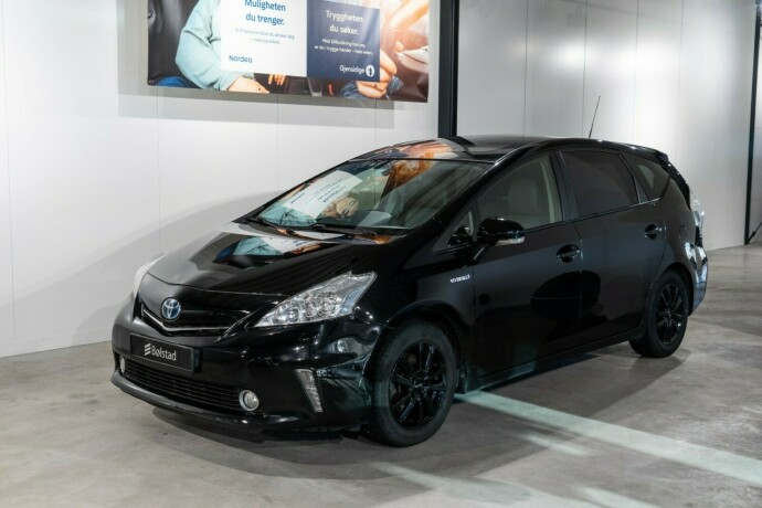 toyota-prius-seven-bensin-2014-big-0