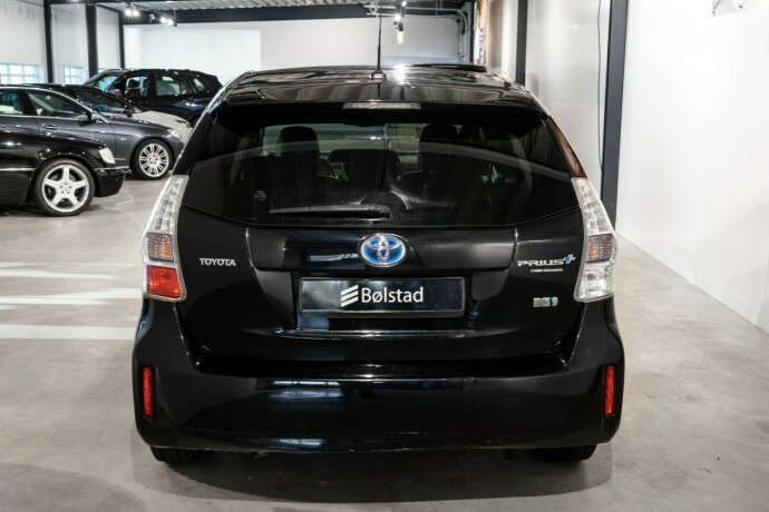 toyota-prius-seven-bensin-2014-big-3