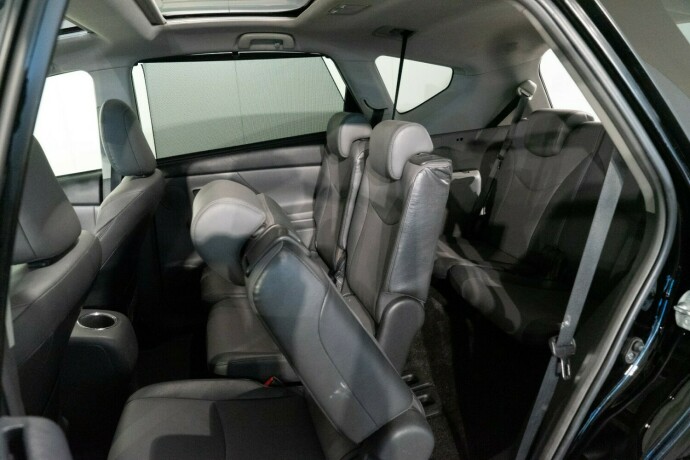 toyota-prius-seven-bensin-2014-big-10