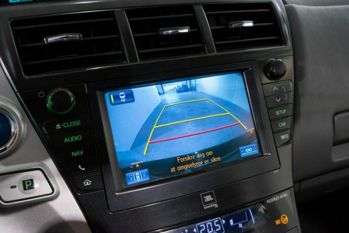 toyota-prius-seven-bensin-2014-big-11