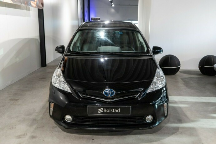 toyota-prius-seven-bensin-2014-big-1