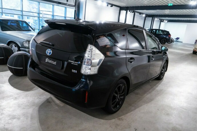 toyota-prius-seven-bensin-2014-big-4