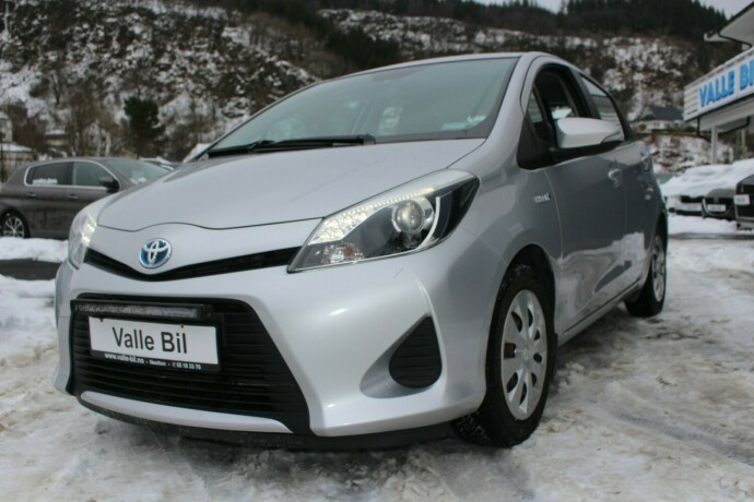 toyota-yaris-elektrisitetbensin-2014-big-1