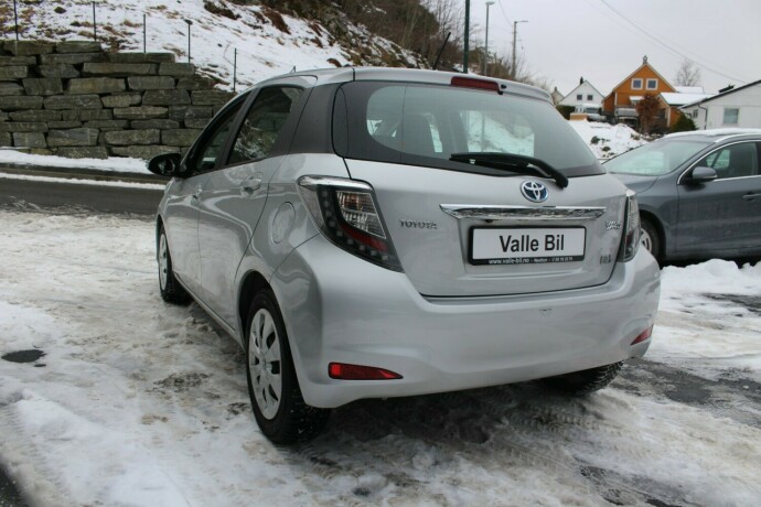 toyota-yaris-elektrisitetbensin-2014-big-3