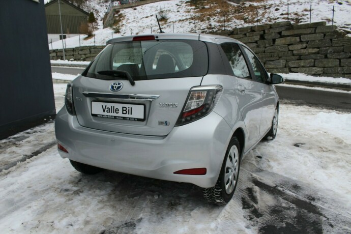 toyota-yaris-elektrisitetbensin-2014-big-4