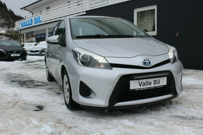 toyota-yaris-elektrisitetbensin-2014-big-0