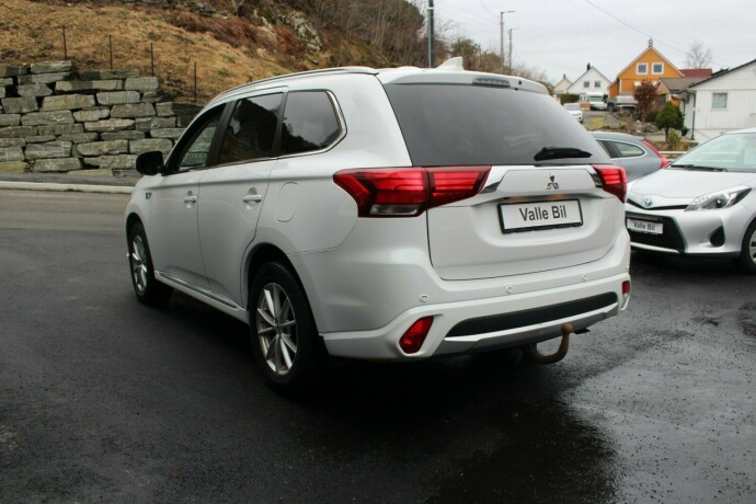 mitsubishi-outlander-elektrisitetbensin-2016-big-3