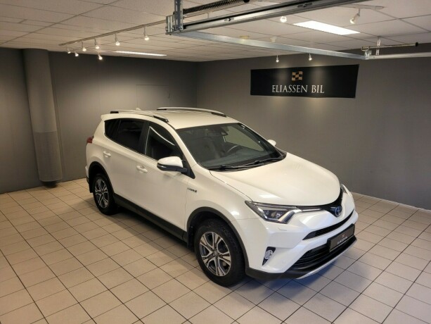 toyota-rav4-elektrisitetbensin-2016-big-2