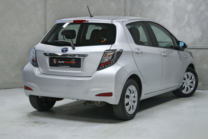 toyota-yaris-elektrisitetbensin-2013-big-1