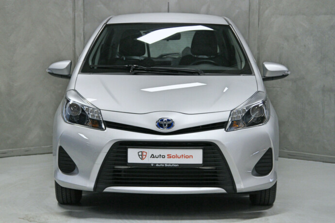 toyota-yaris-elektrisitetbensin-2013-big-16