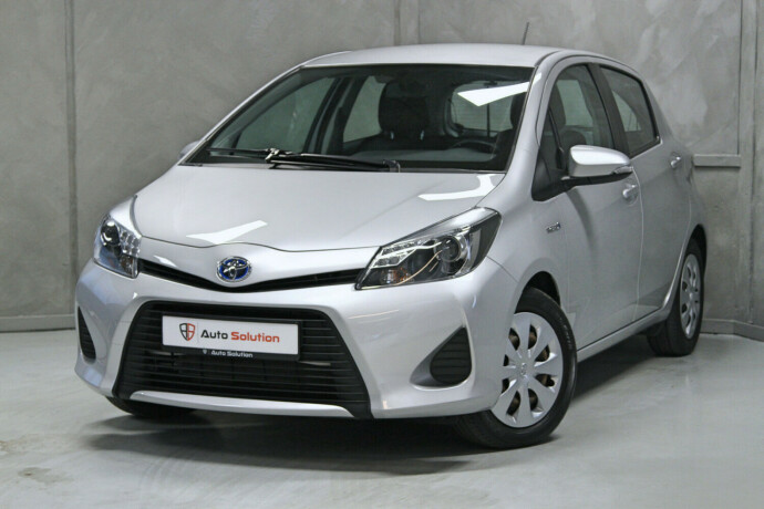 toyota-yaris-elektrisitetbensin-2013-big-0