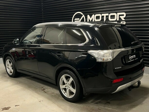 mitsubishi-outlander-elektrisitetbensin-2015-big-1