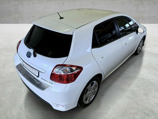 toyota-auris-elektrisitetbensin-2011-big-7