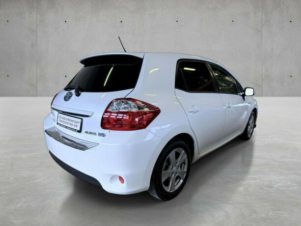 toyota-auris-elektrisitetbensin-2011-big-3