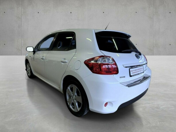 toyota-auris-elektrisitetbensin-2011-big-2