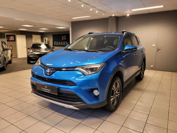 toyota-rav4-elektrisitetbensin-2016-big-8