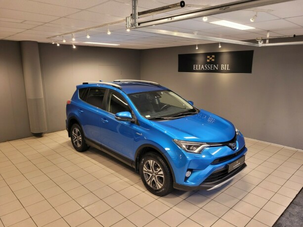 toyota-rav4-elektrisitetbensin-2016-big-1