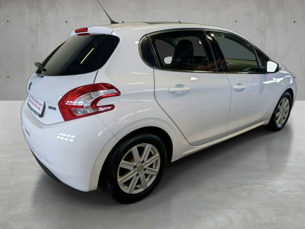 peugeot-208-bensin-2013-big-3