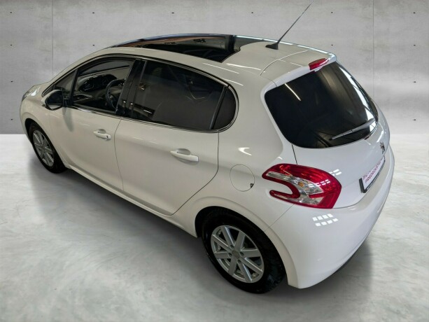 peugeot-208-bensin-2013-big-6