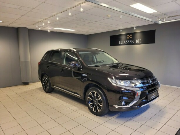 mitsubishi-outlander-elektrisitetbensin-2016-big-0