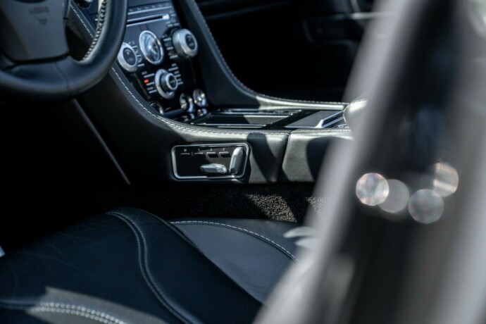 aston-martin-dbs-bensin-2012-big-34
