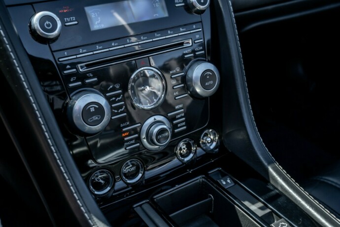 aston-martin-dbs-bensin-2012-big-28
