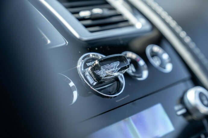 aston-martin-dbs-bensin-2012-big-30