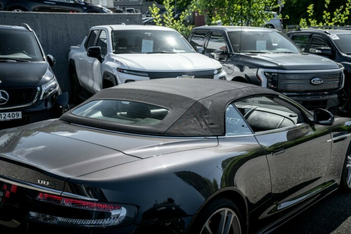 aston-martin-dbs-bensin-2012-big-41