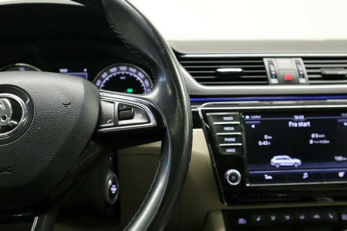 skoda-superb-diesel-2016-big-28