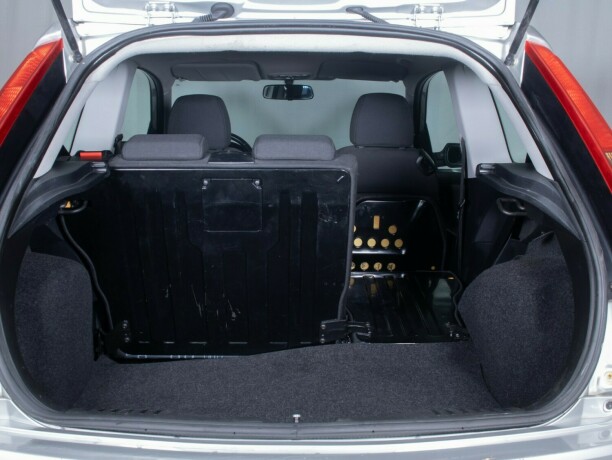 ford-fiesta-bensin-2005-big-10