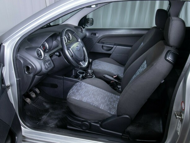 ford-fiesta-bensin-2005-big-25