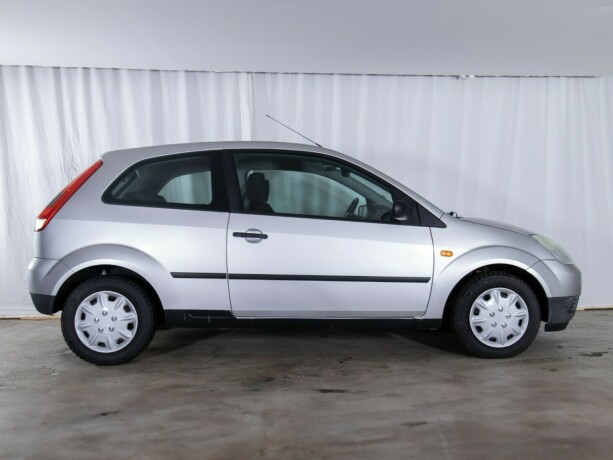 ford-fiesta-bensin-2005-big-5