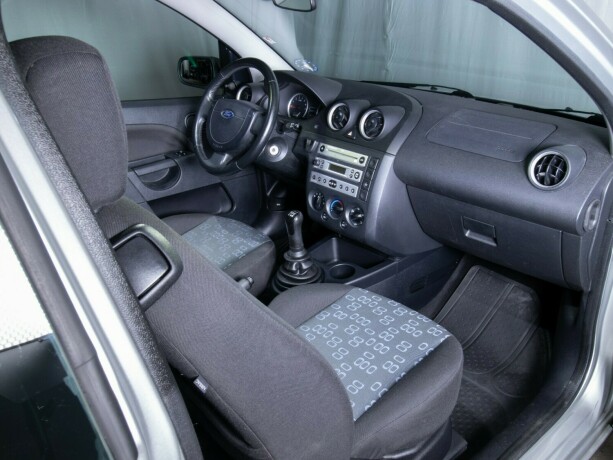 ford-fiesta-bensin-2005-big-12